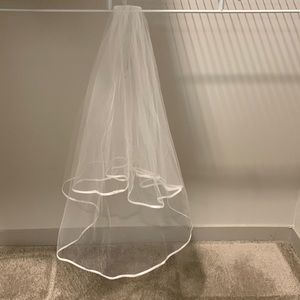Single layer tulle veil with satin trim